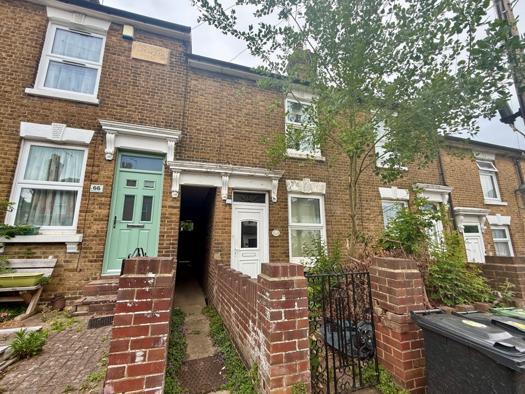 Lot: 158 - MID-TERRACE HOUSE FOR REFURBISHMENT - Mid terrace house